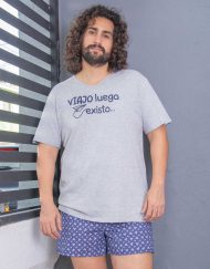 JHS0094 - pijama hombre short VIAJO LUEGO EXISTO