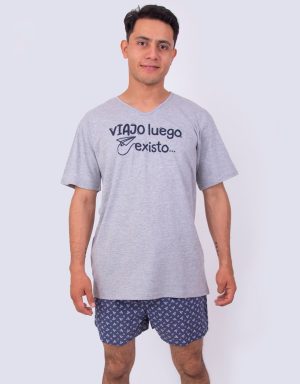 JHS0094 - pijama hombre short VIAJO LUEGO EXISTO